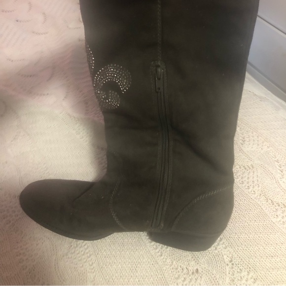 4 pair of size 10 boots; 2 are over knee. $15 each or $50 for the 4 pair. - Picture 5 of 9